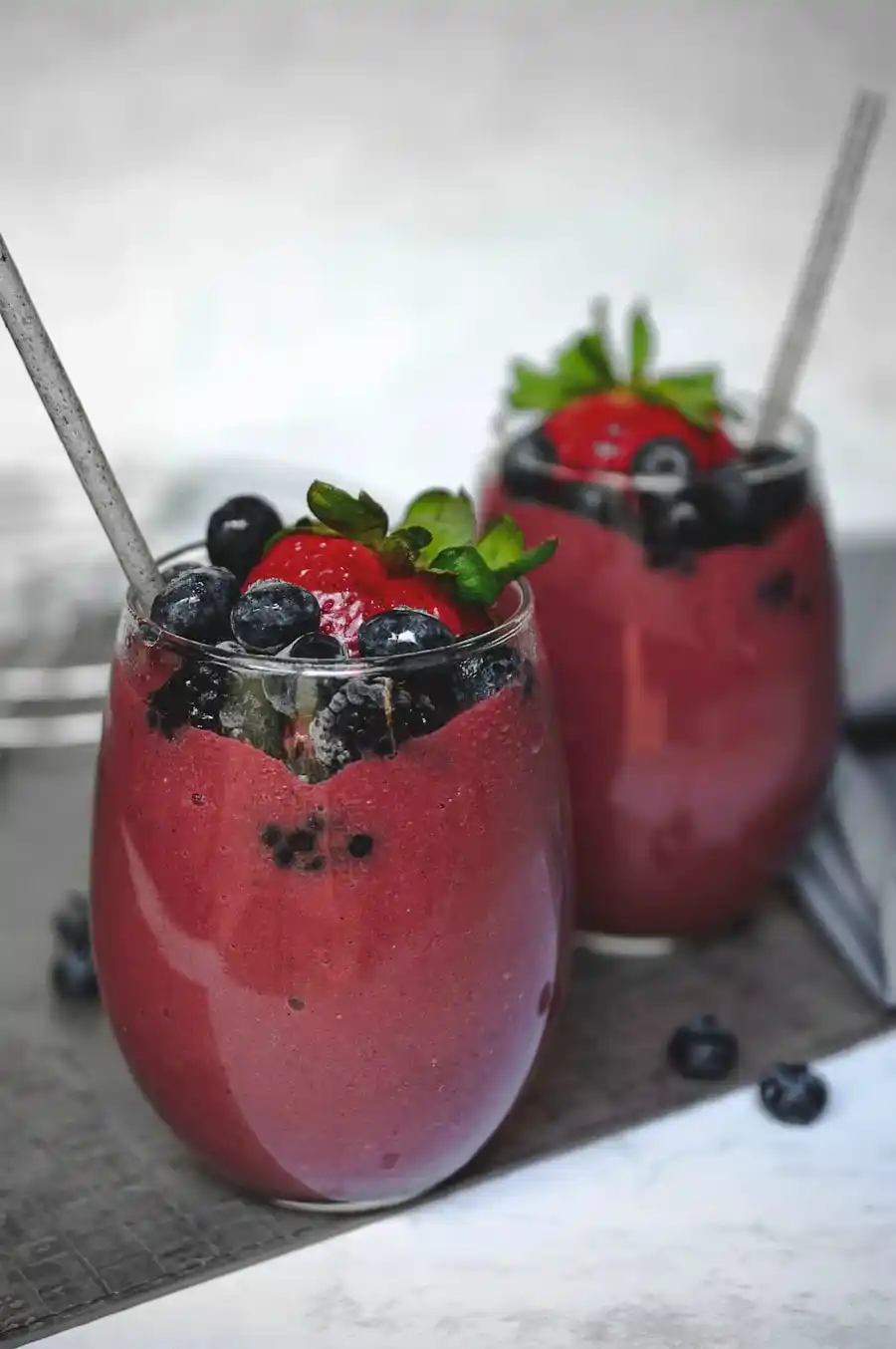 Smoothies proteicos de frutas vermelhas com morangos e mirtilos